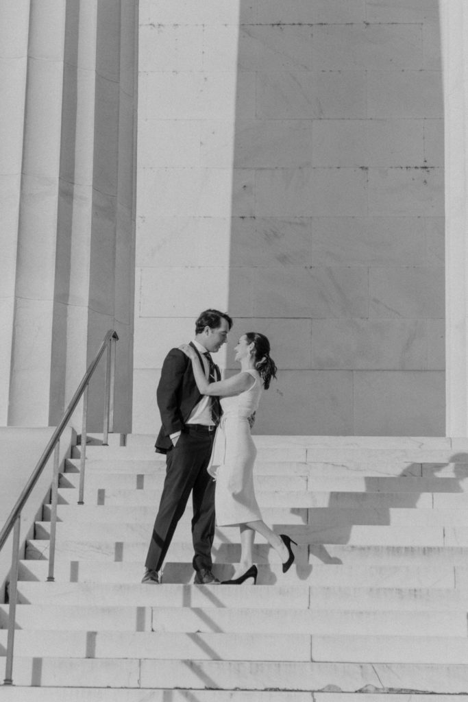 couple kissing on steps of lincoln memorial