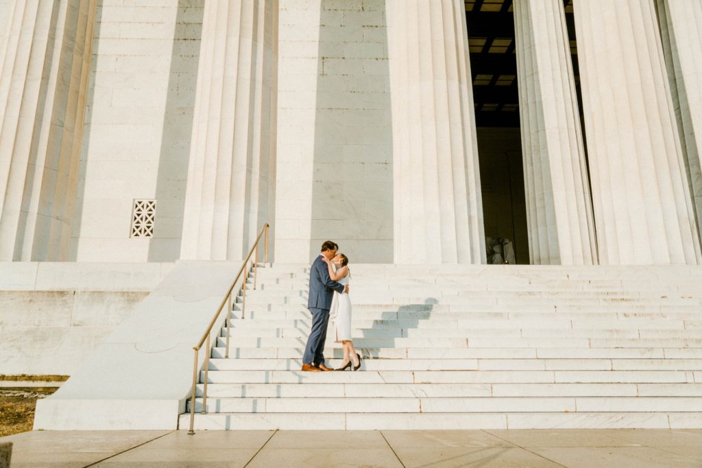 couple kissing on steps of lincoln memorial