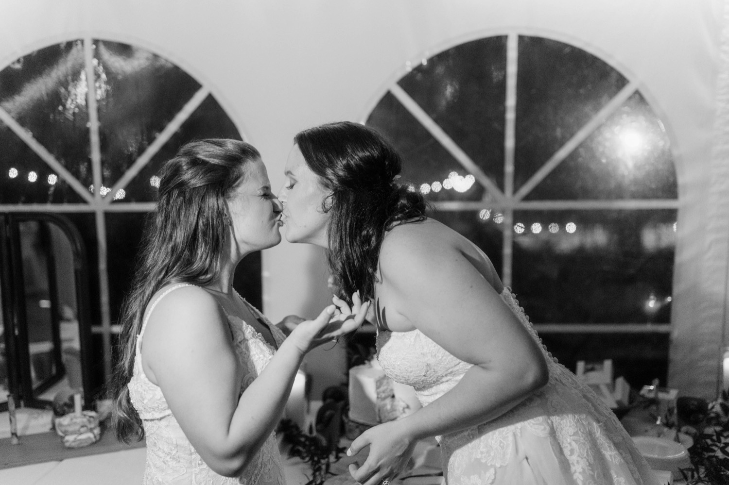 wedding cake brides kissing