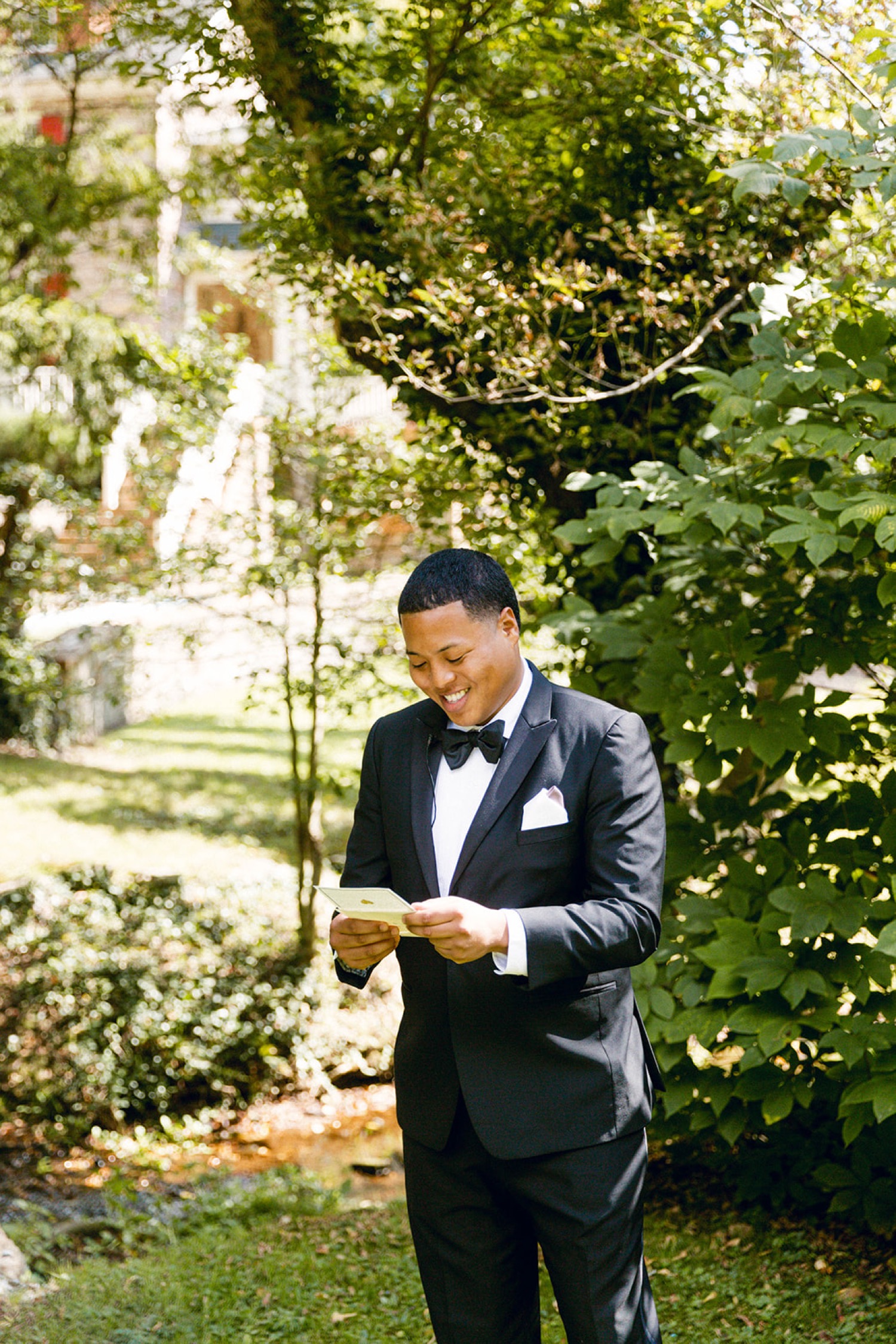 groom reading letter from fiance bride on wedding day