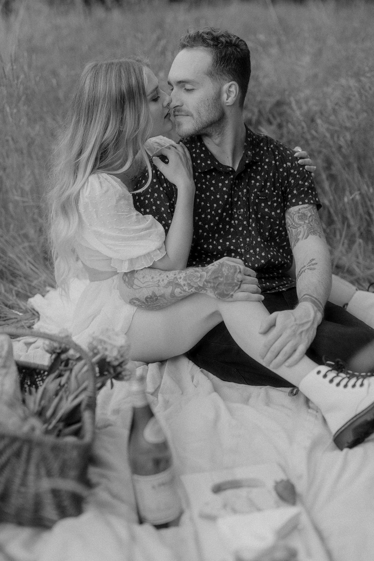 couple kissing picnic engagement session