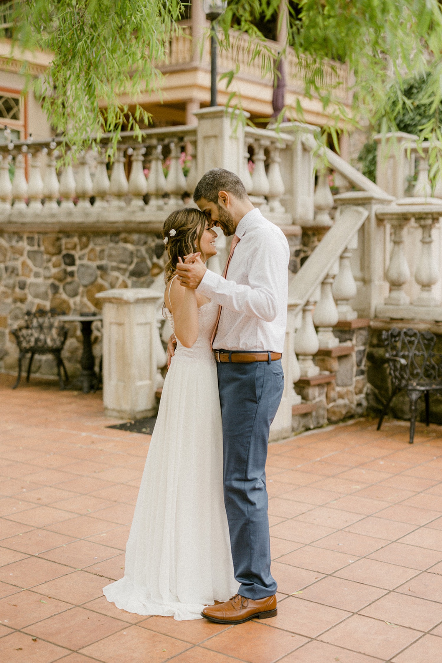 couple slow dancing at moonstone manor wedding session