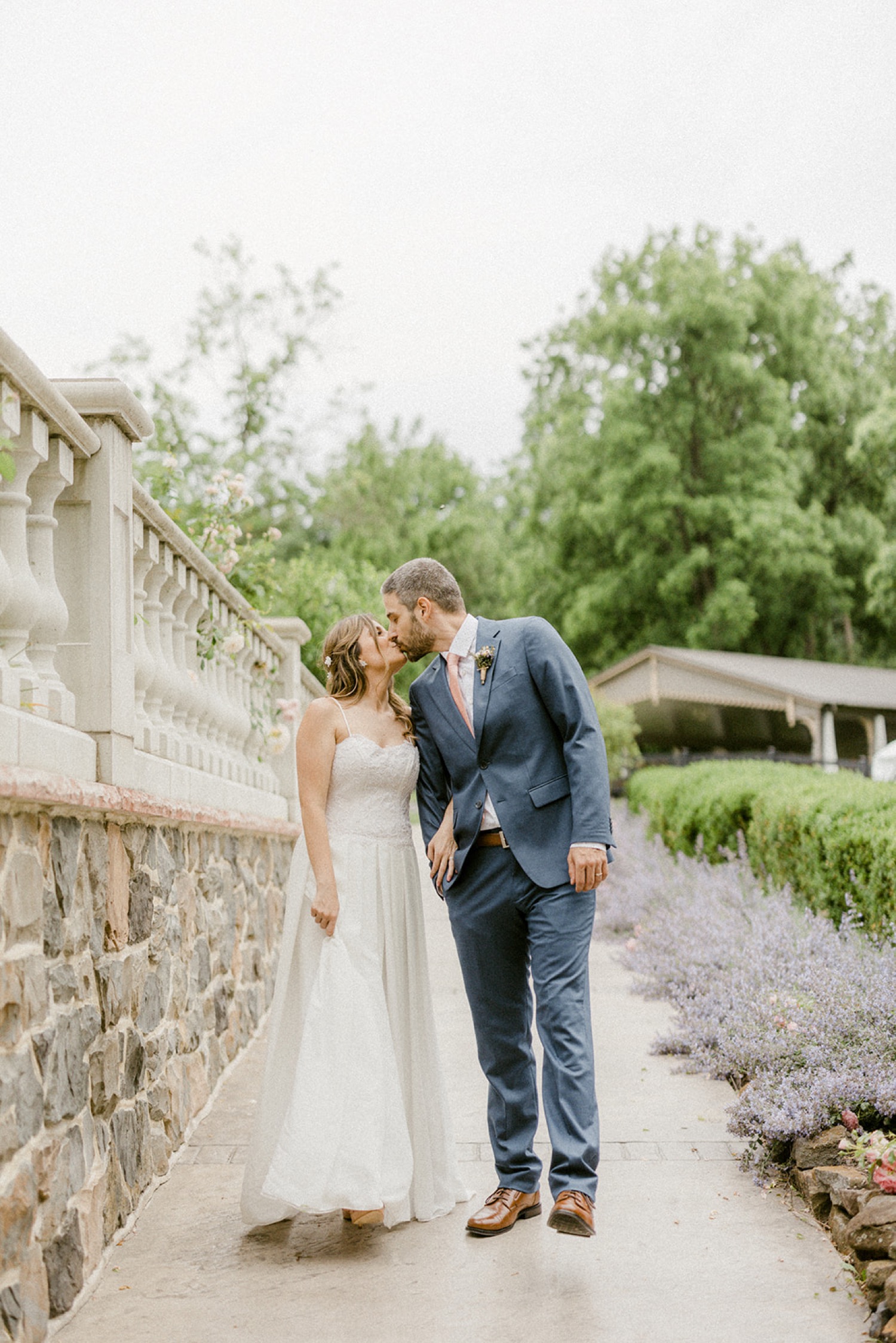 couple kissing at moonstone manor wedding session