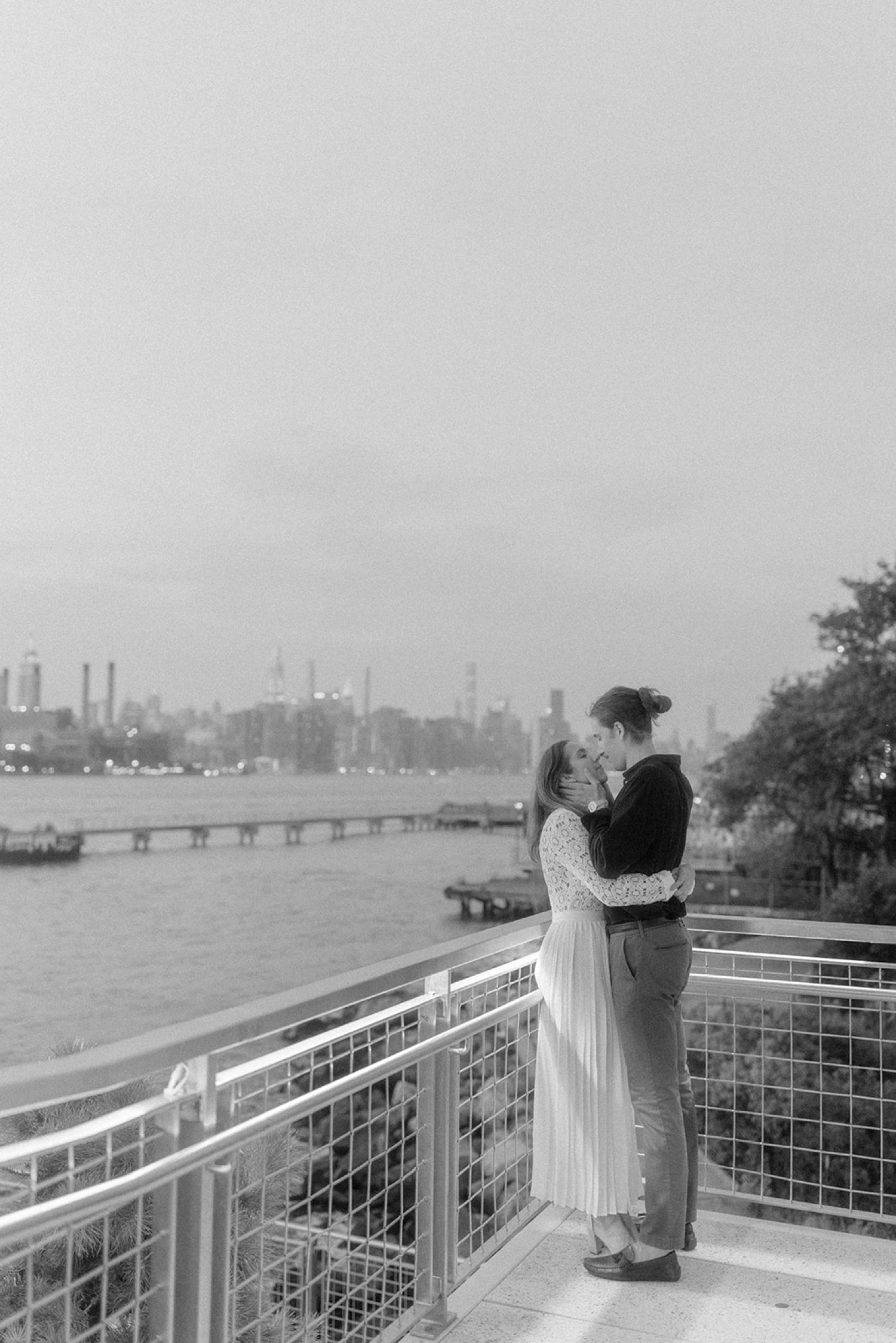couple kissing brooklyn nyc skyline