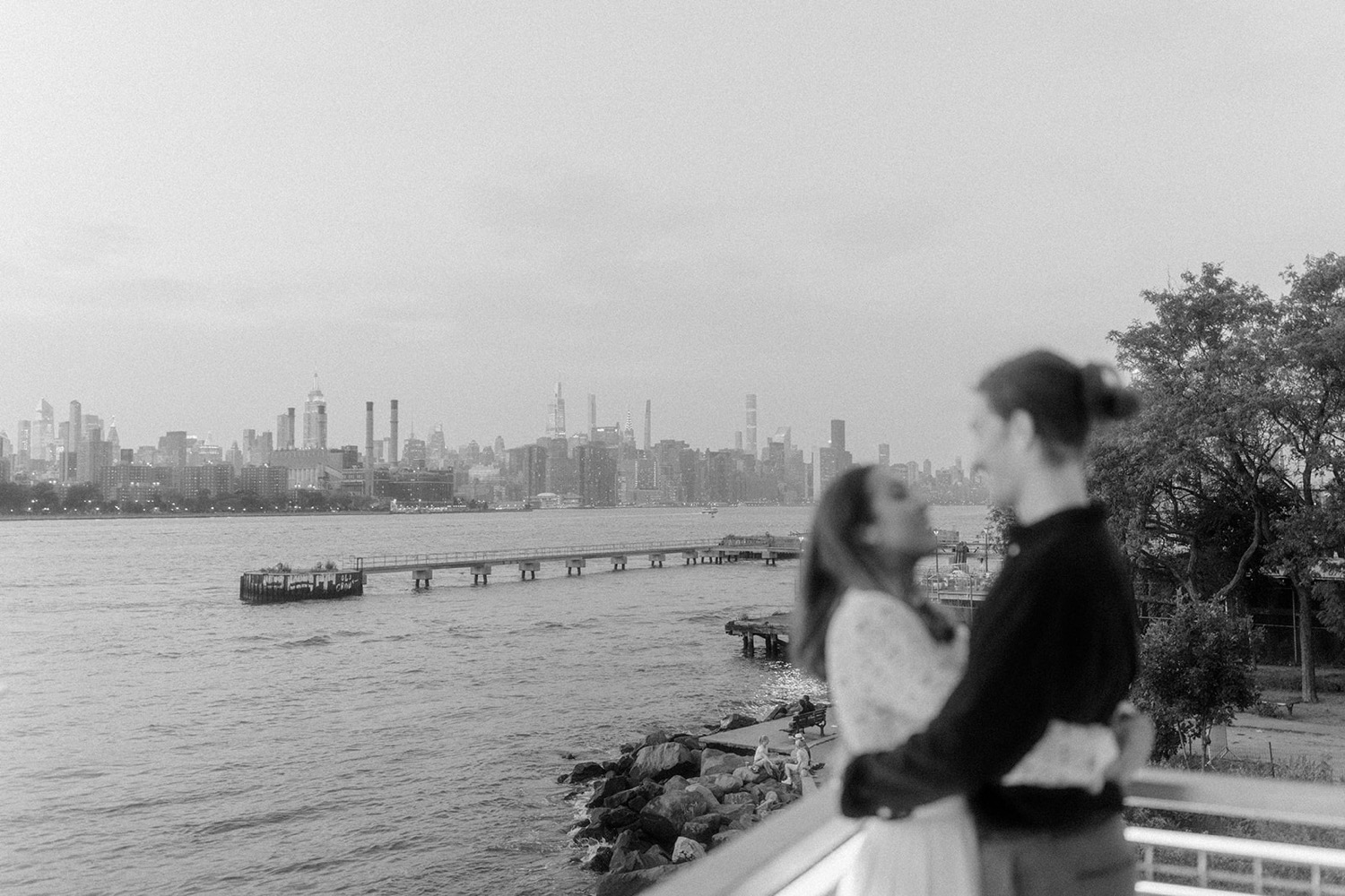 couple blurry brooklyn nyc skyline over water